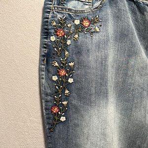 Floral Embroidered Skinny Jeans by Avenue Denim in size 24 Average